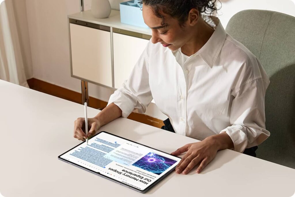 So sánh Samsung Galaxy Tab S12 Ultra Wi-Fi và Galaxy Tab S10 Ultra: Bước nhảy vọt hay nâng cấp cầm chừng? 15 Samsung Galaxy Tab S12 Ultra Wi-Fi nổi bật với Photoshop, Generative Fill và S Pen độ trễ thấp.
