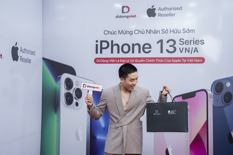 Ca sĩ Anh Tú chọn mua iPhone 13 Pro Max tại Di Động Việt