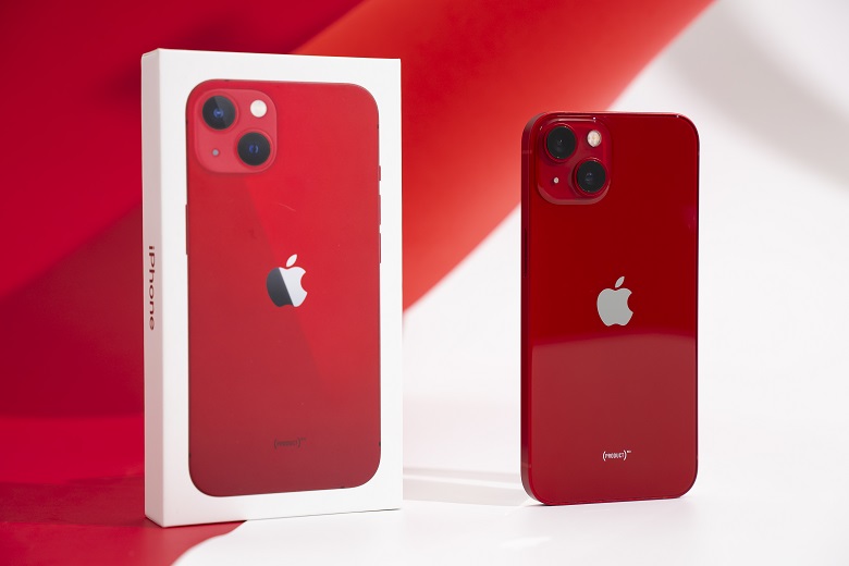 Trên tay iPhone 13 màu đỏ
