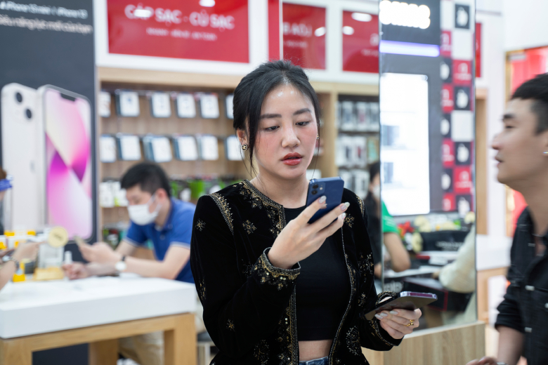 Cảm ơn ca sĩ Văn Mai Hương đã tin tưởng chọn mua iPhone 13 Pro Max tại Di Động Việt