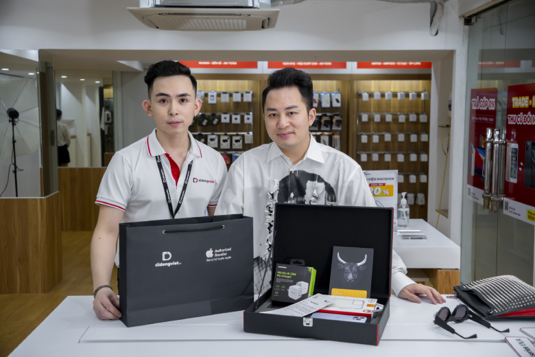 Cảm ơn ca sĩ Tùng Dương đã chọn Di Động Việt để lên đời iPhone 13 Pro Max