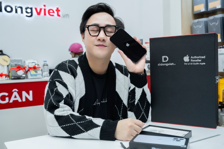 Trung Quân Idol bất ngờ ghé thăm Di Động Việt để lên đời iPhone 13 Pro Max