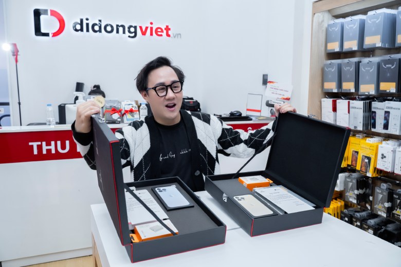 Trung Quân Idol bất ngờ ghé thăm Di Động Việt để lên đời iPhone 13 Pro Max