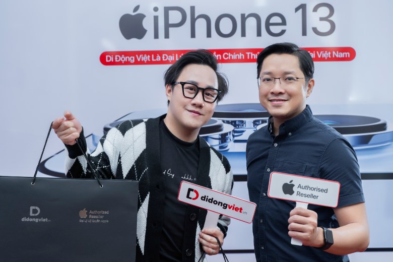 Trung Quân Idol bất ngờ ghé thăm Di Động Việt để lên đời iPhone 13 Pro Max