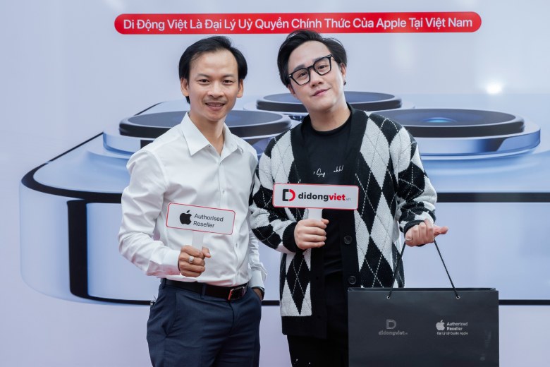Trung Quân Idol bất ngờ ghé thăm Di Động Việt để lên đời iPhone 13 Pro Max