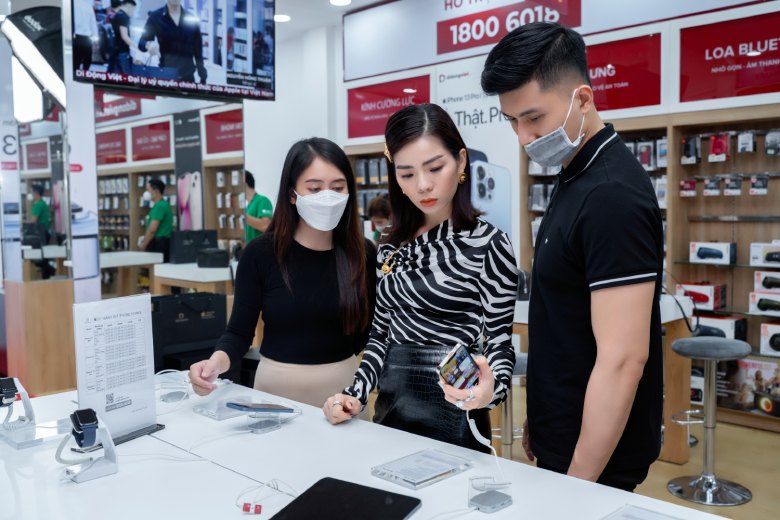 "Nữ hoàng phòng trà" Lệ Quyên và Lâm Bảo Châu tiếp tục chọn Di Động Việt để lên đời iPhone 13 Pro Max