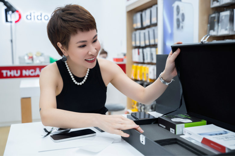 Nữ ca sĩ Uyên Linh vô cùng hào hứng khi Trade in iPhone 13 Pro Max tại Di Động Việt