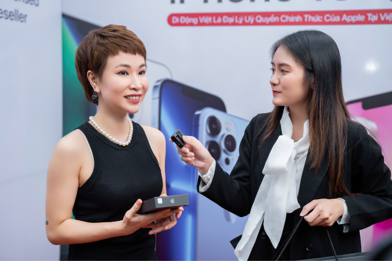 Nữ ca sĩ Uyên Linh vô cùng hào hứng khi Trade in iPhone 13 Pro Max tại Di Động Việt