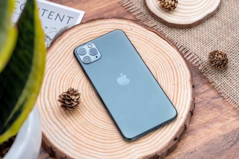 Qhathanisa i-iPhone 11 Pro ne-iPhone 11 Pro Max