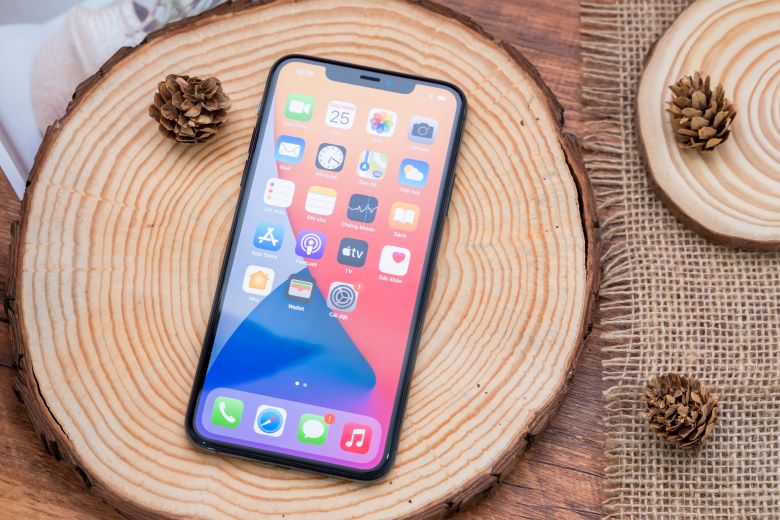 Qhathanisa i-iPhone 11 Pro ne-iPhone 11 Pro Max