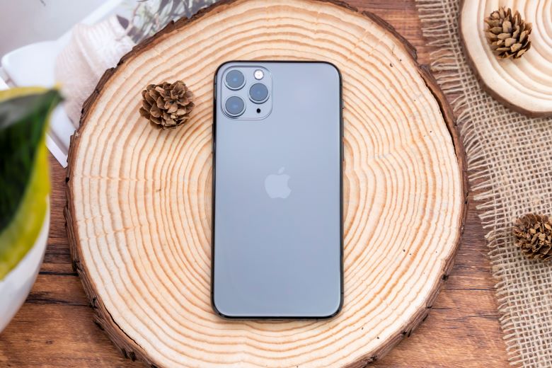 Qhathanisa i-iPhone 11 Pro ne-iPhone 11 Pro Max
