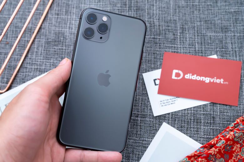 Qhathanisa i-iPhone 11 Pro ne-iPhone 11 Pro Max